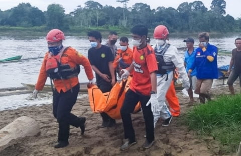 Saat Tim Evakuasi korban tenggelam di sungai Kapuas Putussibau ditemukan tak bernyawa,- FOTO/Humas Tim SAR Pontianak for KALBAR SATU ID.