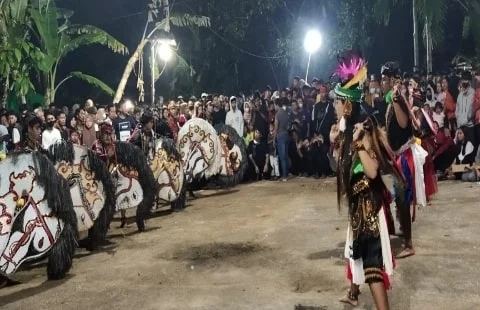 Paguyuban Jawa Kalbar Menggelar Tradisi Seni Kuda Lumping dan Sosialisasi Vaksinasi Covid-19. Foto/ISTIMEWA. 