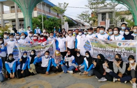 Para peserta aksi bersih-bersih Sungai Kapuas tengah memungut sampah di sungai dengan menggunakan sampan dan penjaring.