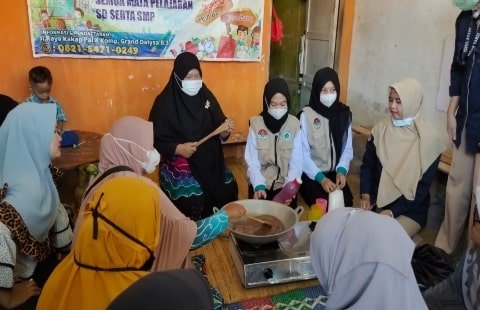 Akademi Farmasi Yarsi Pontianak Berikan Edukasi Tentang Obat Warga Desa Pal 9 Sungai Kakap