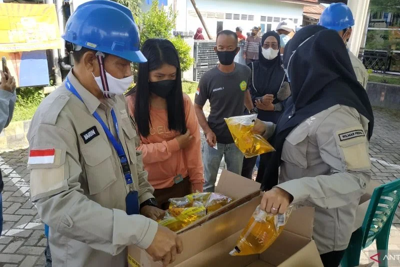 PT Wilmar Cahaya Indonesia Gelar Pasar Murah Minyak Goreng di Pontianak. Foto/antara. 