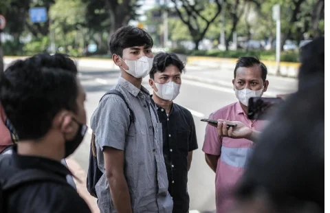 Tiga mantan Anak Buah Kapal (ABK) Indonesia yang pernah bekerja di kapal penangkap ikan berbendera asing menunjukkan berkas usai mengirimkan surat Keberatan Administrasi yang ditujukan pada Presiden Joko Widodo di Kementerian Sekretariat Negara, Jakarta, Kamis (7/4/2022). Surat tersebut berisi desakan kepada pemerintah agar segera mengesahkan Rancangan Peraturan Pemerintah (RPP) tentang Penempatan dan Pelindungan Awak Kapal Niaga dan Awak Kapal Perikanan atau PP Pelindungan ABK. (Foto: Dhemas Reviyanto/Greenpeace)