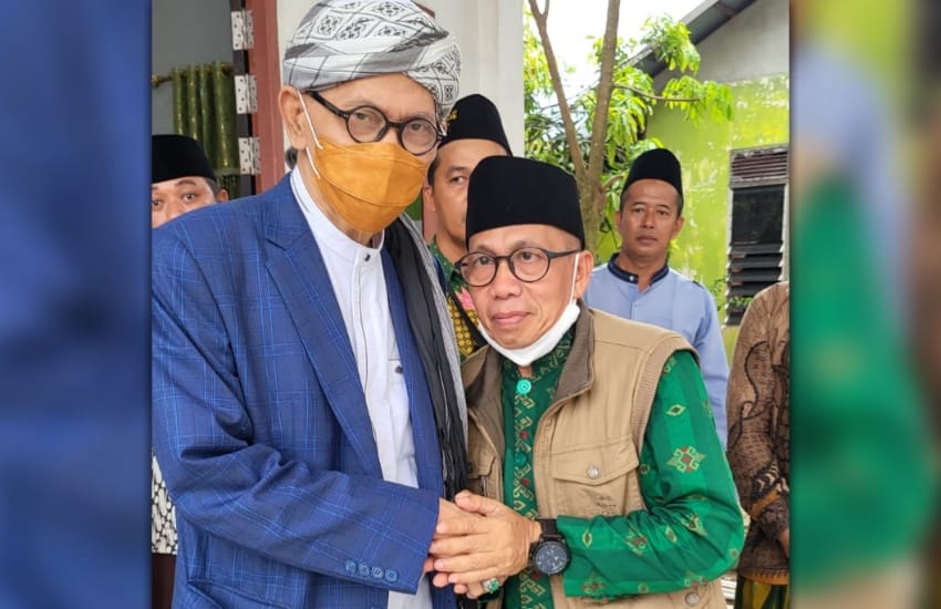 Ketua PCNU Kabupaten Landak KH. Ahmad Fauzi (kiri) saat sowan kepada Rais Aam PBNU KH. Miftachul Akhyar,- FOTO/istimewa.