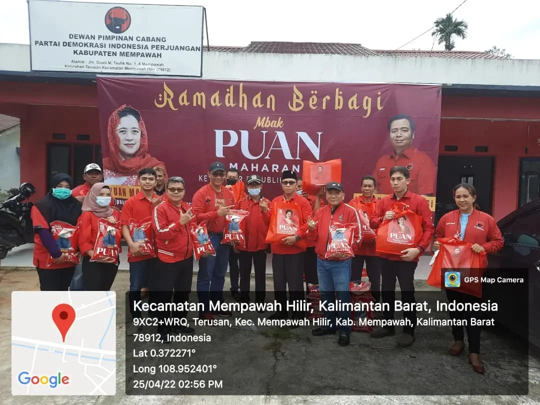 Puan Maharani Bagikan Beras untuk Warga Mempawah