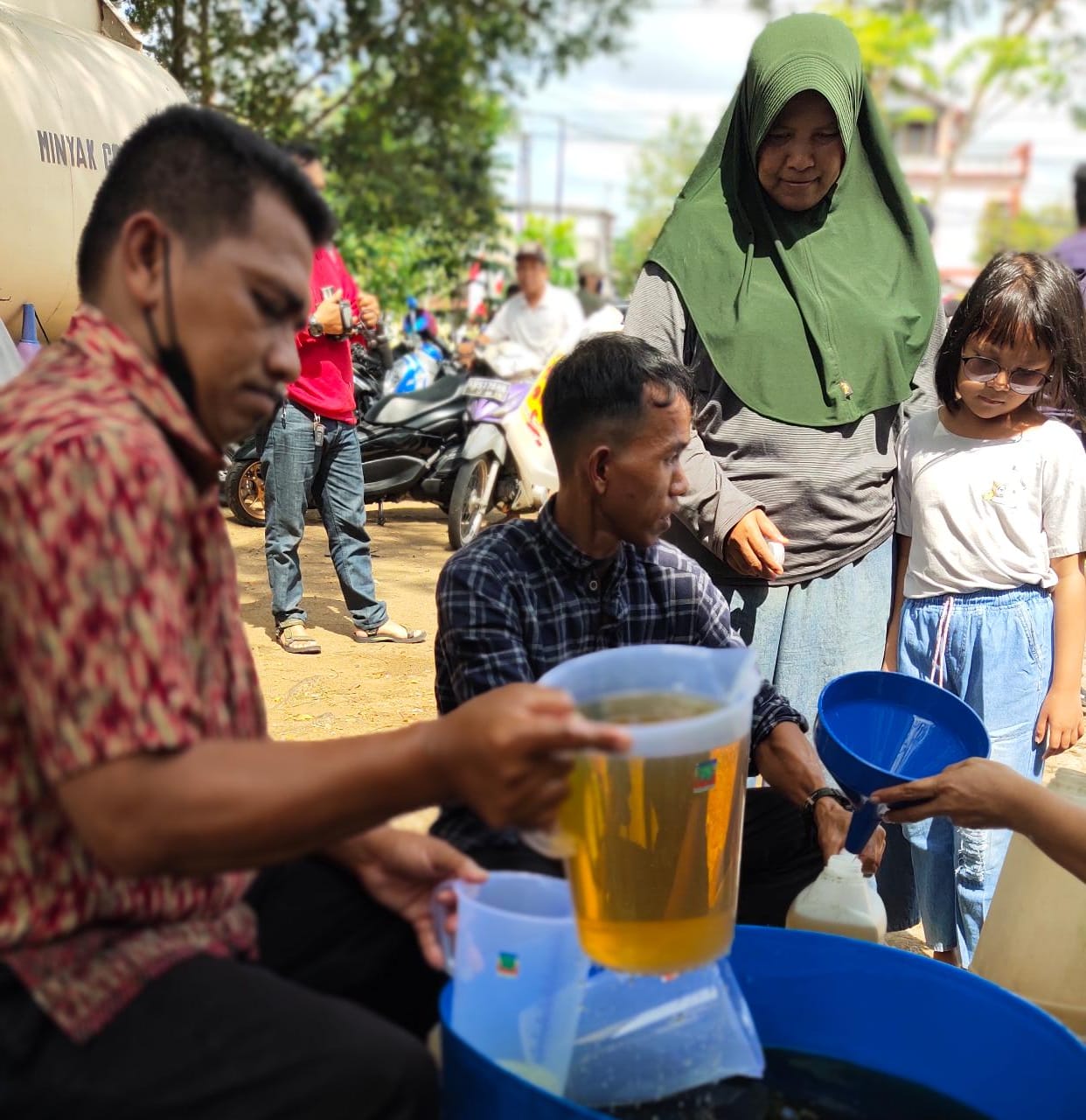 Pasar Murah! Minyak Goreng di Kubu Raya Cuma Rp14000, Warga Rela Antre!