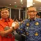 Lasarus saat berjabat tangan dengan Gubernur Kalbar, Sutarmidji di Hotel Mercure Pontianak, Selasa (17/5/2022) pagi.