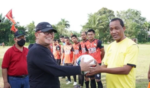 Bendahara DPD PDI Perjuangan Kalbar, Sujiwo saat membuka helatan Banteng Cup di Lapangan Sepakbola Garuda, Desa Rasau Jaya Satu, Kecamatan Rasau Jaya, Kabupaten Kubu Raya, Minggu (22/5/2022).