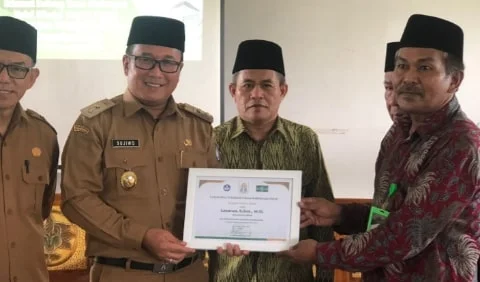 Bantu Pembangunan, Lasarus Terima Penghargaan dari UNU Kalbar