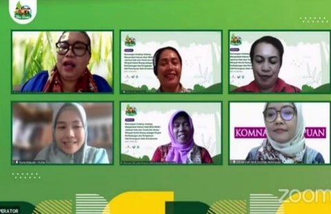 Dahniar Andriani host dan beberapa narasumber dalam Webinar Festival Ibu Bumi bertajuk Rancangan Undang-Undang Masyarakat Hukum Adat (RUU MHA): Jaminan Hak atas Tanah dan Akses Wilayah Kelola Ruang sebagai Wujud Perlindungan dan Pengakuan Hak Perempuan Adat di Indonesia, Rabu (25/5).