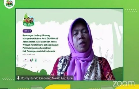 Bundo Kanduang Malalo Tigo Jurai Sumatera Barat, Rosmy Z saat menjadi pembicara pada Webinar Rancangan Undang-Undang Hukum Masyarakat Adat (MHA) yang diselenggarakan oleh The Asia Foundation bersama Gender Focal Point dan Beritabaru.co pada Rabu (25/5/2022).