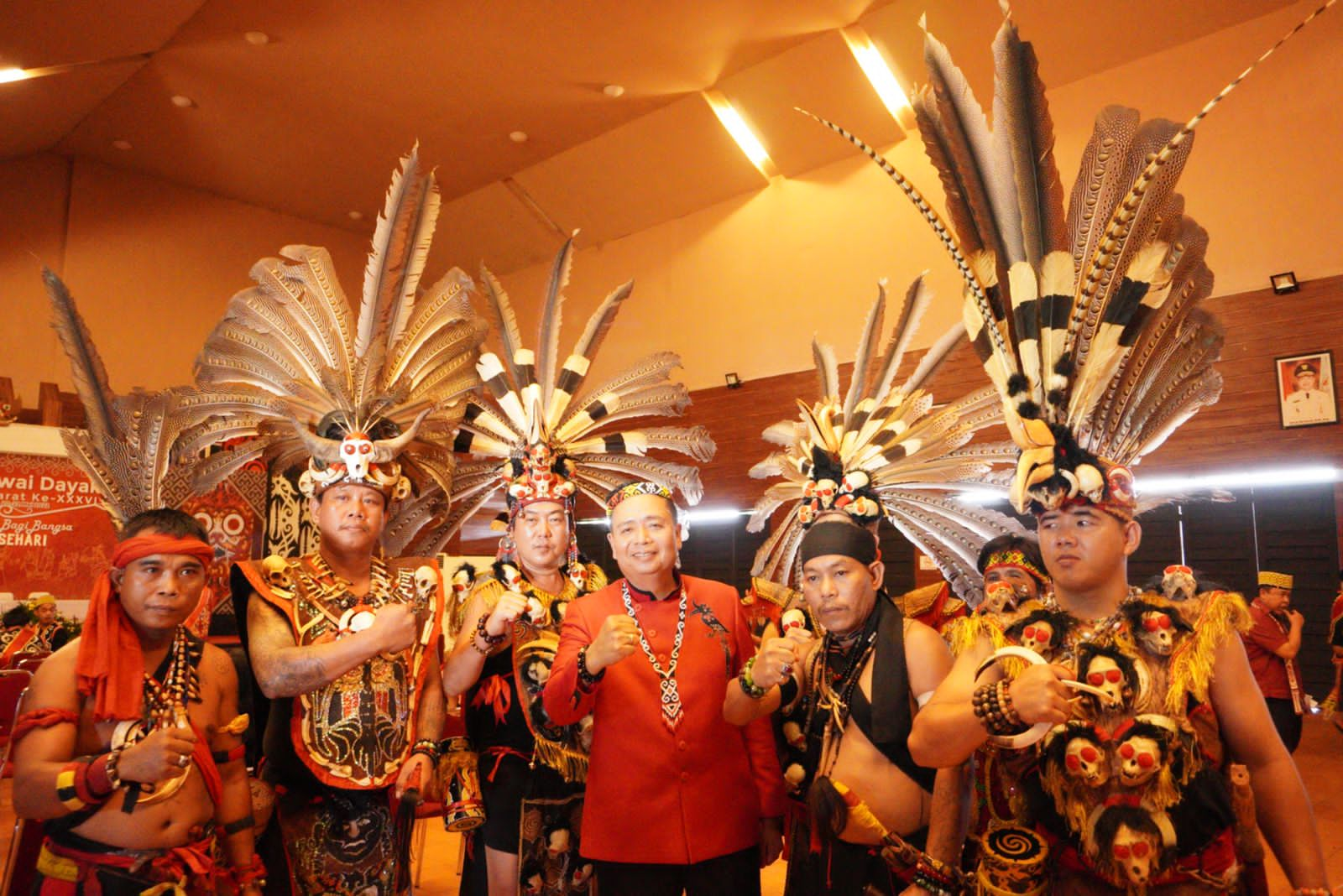 Ketua Komisi V DPR RI Lasarus menjadi narasumber pada seminar bertema “Tujuh Falsafah sebagai Ideologi Dayak” di Rumah Radakng Pontianak, Jumat (20/5).