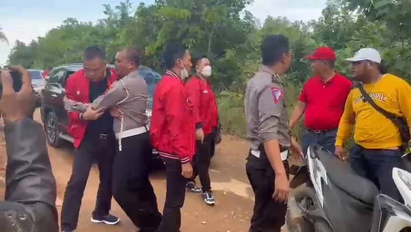 Tampak Rombongan yang mengawal ketua DPD  PDI Perjuangan Kalimantan Barat dihadang oleh salah seorang warga saat melintas di jalan rusak Siduk-Teluk Batang, Kabupaten Kayong Utara, Kalimantan Barat, Kamis (12/5/2022)/Tangkap layar