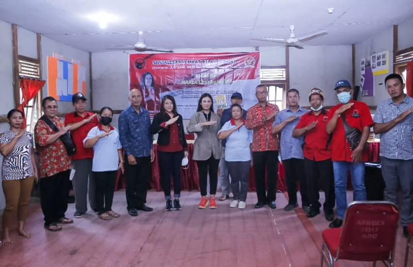 Anggota Komisi IV DPR RI Maria Lestari bersama Narasumber Sosilisasi Empat Pilar MPR RI Novia Kurniawati di Desa Teluk Bakung Kecamatan Sungai Ambawang Kabupaten Kubu Raya, Kamis (09/06/2022) sore,- FOTO/Han.