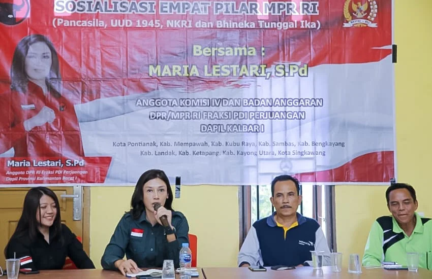 Maria Lestari saat menyampaikan Materi Sosialisasi Empat Pilar MPR RI didampingi Novia Kurniawati sebagai narasumber di Desa Pancaroba, Kec. Sungai Ambawang Kab. Kubu Raya pada Sabtu (11/06/2022),- FOTO/Han.