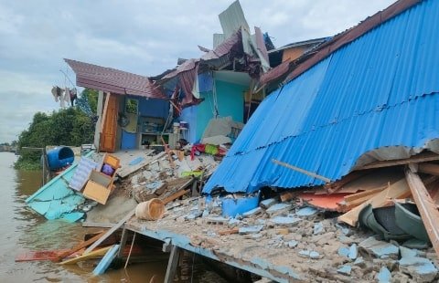 Tiga Bangunan Hancur Ditabrak Tongkang PT Yani Jaya Sukses