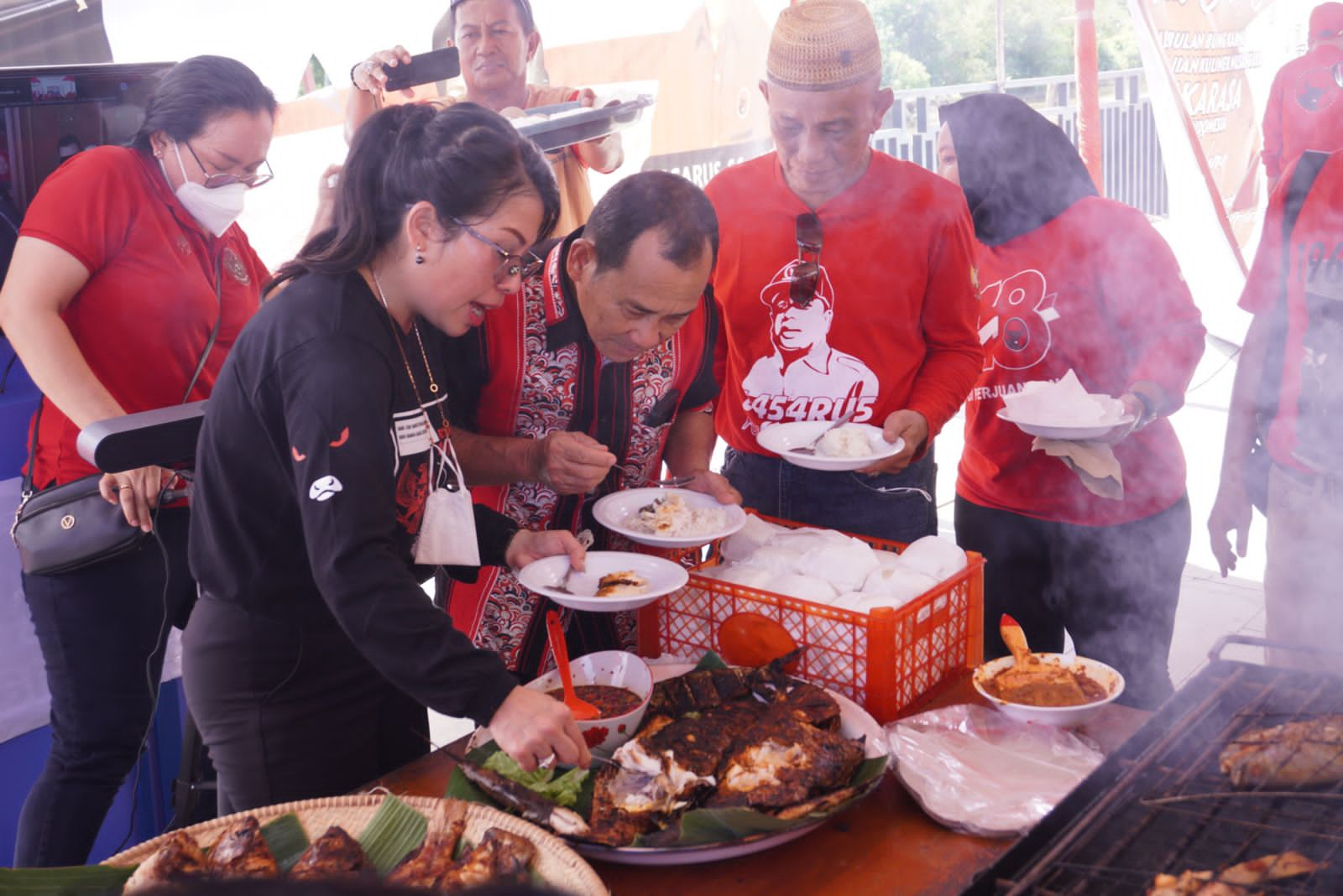 Dewan Pimpinan Daerah (DPD) PDI Perjuangan Kalimantan Barat bekerja sama dengan Badan Pemberdayaan Ekonomi Kerakyatan (BPEK) PDI Perjuangan Kalbar dan DPC PDI Perjuangan Kota Singkawang menggelar Festival Sajian Kuliner Nusantara, Sabtu (25/6/2022). Festival yang digelar dalam rangka memperingati Bulan Bung Karno ini diadakan di Waterfront Kuala Kota Singkawang. 
