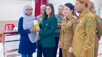 Maria Lestari Berikan Pupuk Organik Cair ke Gapoktan di Kota Singkawang