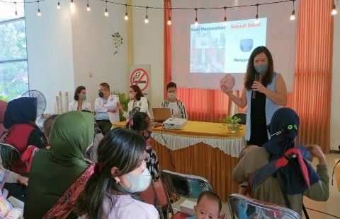 KETERANGAN FOTO: COO Common Seas Indonesia, Celia Siura saat memberikan edukasi tentang popok kain kepada masyarakat UPTD Puskesmas Made, Surabaya. Rabu, 6 Juli 2022