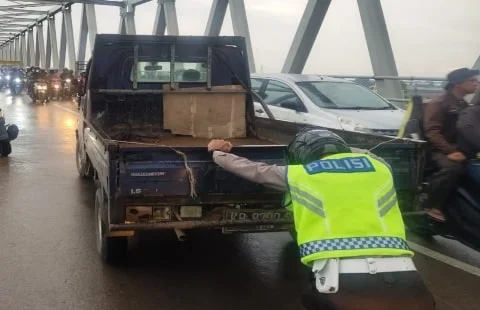 Satlantas Polres Kubu Raya Bantu Dorong Mobil Mogok di Jembatan Tol