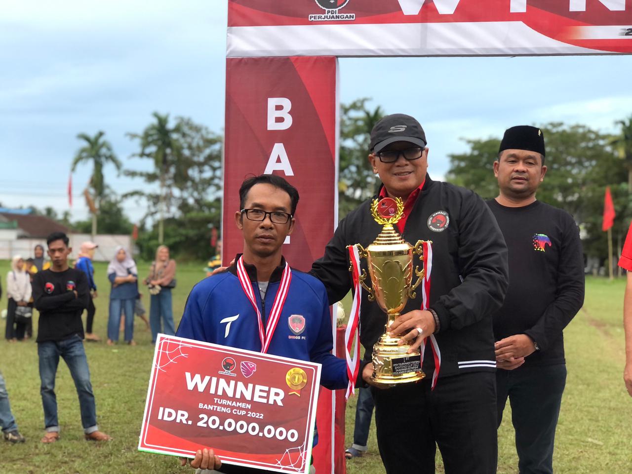 Sujiwo Tutup Turnamen Sepak Bola Banteng Cup