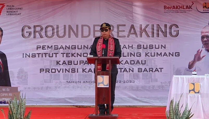 Ketua Komisi V DPR RI Lasarus saat memberi sambutan di menancapkan tiang pertama (groundbreaking) pembangunan Rumah Susun (Rusun) Institut Teknologi Keling Kumang (ITKK) Sekadau. 
