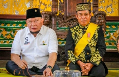 *Caption Foto* : Raja Keraton Pakunegara Tayan XIV/Panembahan Anom Pakunegara XIV, Paduka Yang Mulia Gusti Yusri (kanan).Didaftarkan Sebagai WBTB