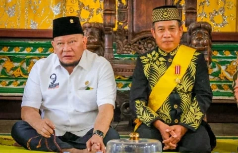 *Caption Foto* : Raja Keraton Pakunegara Tayan XIV/Panembahan Anom Pakunegara XIV, Paduka Yang Mulia Gusti Yusri (kanan).Didaftarkan Sebagai WBTB