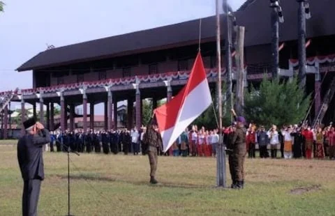 Masyarakat Kalbar Lintas Etnis Gelar Upacara HUT Kemerdekaan RI Di Rumah Radank. Foto/ISTIMEWA. 