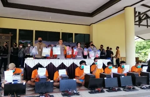 Polres Kubu Raya Kalbar Grebek Markas Situs Judi Online, 9 Pelaku Di Amankan. Foto/ISTIMEWA. 