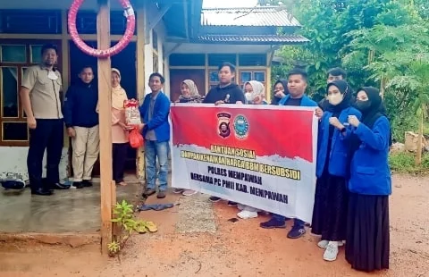 Dampak Kenaikan Harga BBM, Kapolres Bersama PMII Mempawah Salurkan Bantuan Sosial. Foto/ISTIMEWA. 