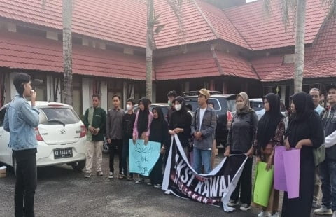 Aliansi Mahasiswa Kabupaten Sambas Datangi Kantor DPRD Dan Sampaikan Aspirasi Ini