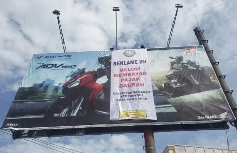 Abai Bayar Pajak Reklame, Sejumlah Billboard Disegel. Foto/ISTIMEWA. 