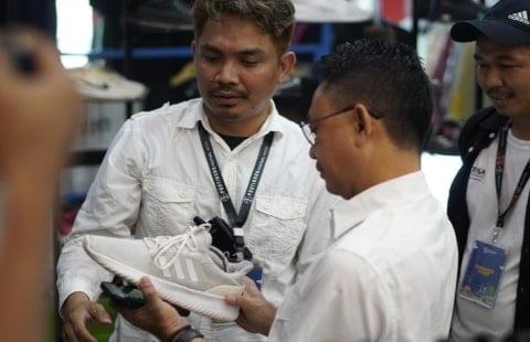 *Caption Foto* : Wali Kota Pontianak Edi Rusdi Kamtono melihat-lihat pakaian dan sepatu yang dijual pada Thrift Festival di Pontianak Festival Week bertempat di PCC.