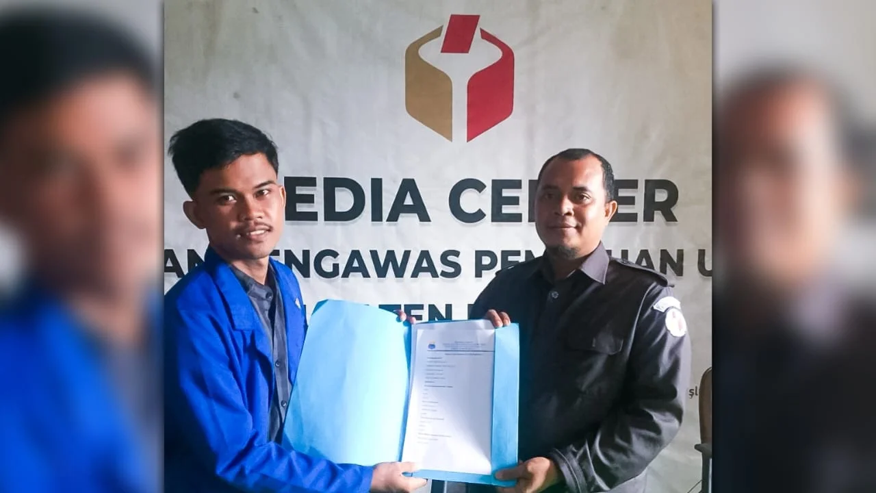 Ketua PC PMII Kubu Raya Ali Wafi saat menyerahkan berkas pemantau pemilu 2024 kepada Anggota BAWASLU Kubu Raya Qomaruzzaman pada Senin, 19 September 2022,- FOTO/istimewa.