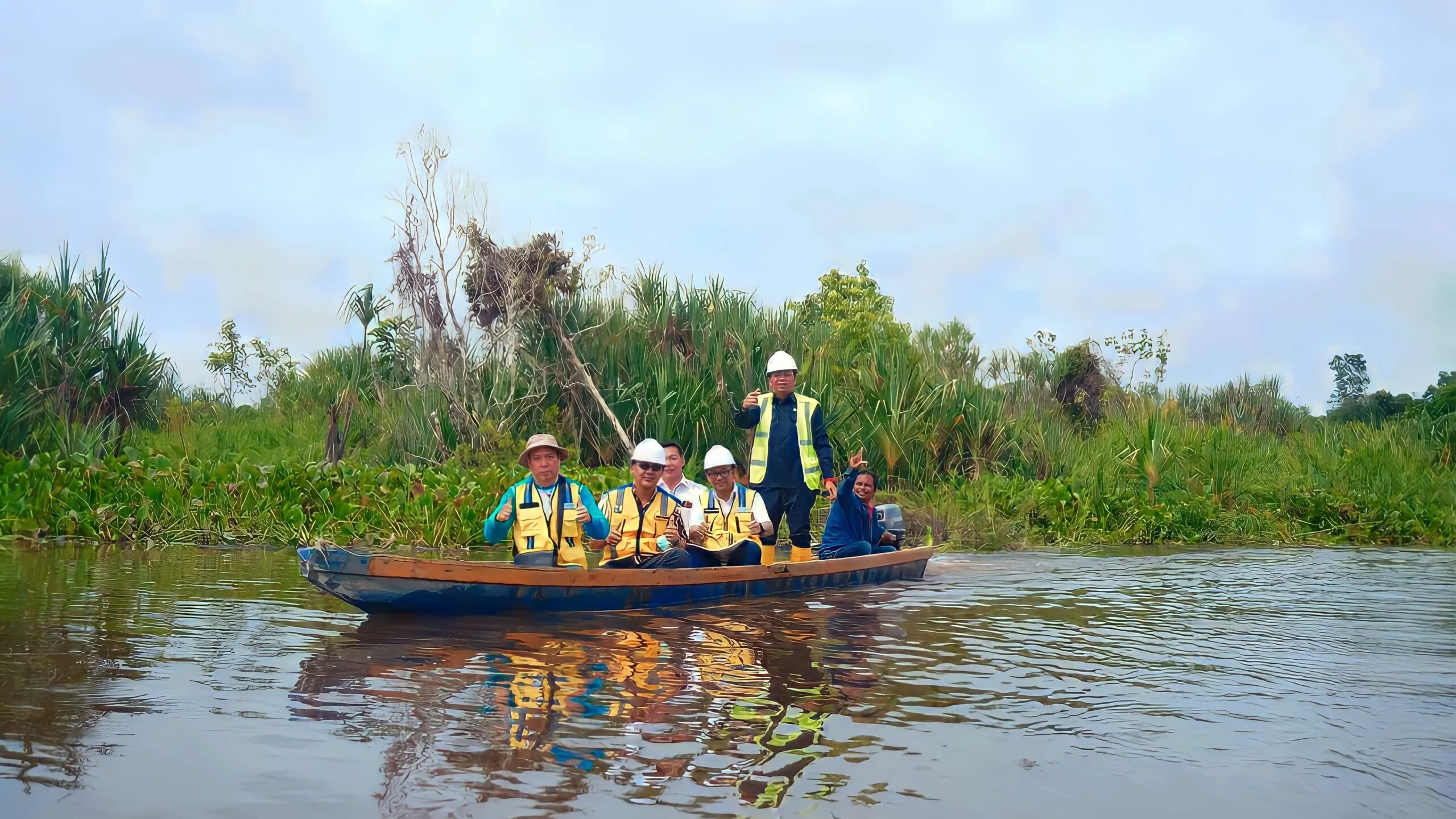 Lasarus Tinjau Proyek Pencegah Banjir di Kapuas Hulu