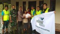 Wilmar Bagikan Paket Sembako untuk Warga Terdampak Banjir di Kubu Raya