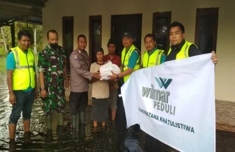 Wilmar Bagikan Paket Sembako untuk Warga Terdampak Banjir di Kubu Raya