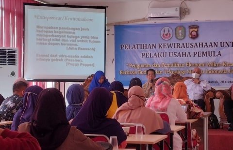 Kegiatan pelatihan untuk pelaku usaha pemula, dengan tema penguatan pemulihan ekonomi mikro kreatif berbasis budaya dan teknologi menuju Indonesia hebat di Aula Plut Kalbar