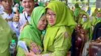 Salah satu penerima Doorprize Umrah terharu saat diumumkan seusai upacara Hari Santri Nasional 2022 yang diselenggarakan oleh PCNU Kota Pontianak di Alun-alun Kapuas, Kota Pontianak pada Sabtu, 22 Oktober 202w