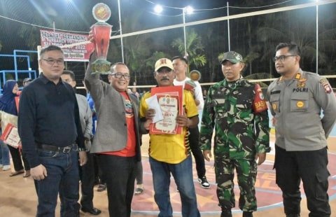 Keterangan Foto: Wakil Bupati Kubu Raya Sujiwo menutup secara resmi Turnamen Bola Voli Sujiwo Cup di Desa Punggur Kecil, Kecamatan Sungai Kakap, Jumat (21/10/2022),- FOTO/istimewa.