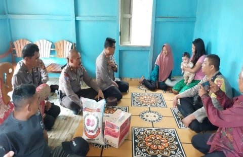 Kapolsek Sungai Kakap Berikan Obat Gratis Kepada Warga Yang Sakit Selama 10 Tahun