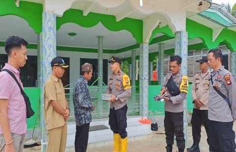 Gerakan Sedekah Jumat, Kapolsek Batu Ampar Donasikan Al-Quran di Masjid Desa Terpencil. Foto/istimewa. 