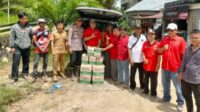 Peduli Banjir, Anggota DPRD Sambas Fraksi PDIP Sumbang Mie Instan untuk Warga Terdampak