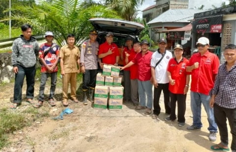 Peduli Banjir, Anggota DPRD Sambas Fraksi PDIP Sumbang Mie Instan untuk Warga Terdampak