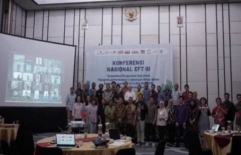 Para peserta Konferensi Konferensi Nasional Ecological Fiscal Transfer III yang diselenggarakan secara bauran di Yogyakarta dan Kanal Youtube Beritabaruco dan pada Senin (14/11/2022) sedang foto bersama.