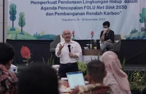 Caption Fop: Mas Achmad Santosa memaparkan materi terkait 'Kebijakan dan Kerangka Hukum Blue Carbon di Indonesia' dalam Konferensi Nasional EFT III, Senin (14/11/2022).