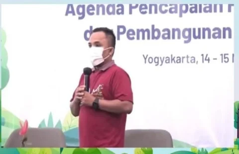 Caption Foto: Fernan Crespo dari Gerakan Anti Korupsi (GeRAK) Aceh sedang merangkum hasil Konferensi Nasional EFT III yang diselenggarakan secara bauran di Yogyakarta dan Kanal Youtube Beritabaruco, Selasa (15/11/2022).