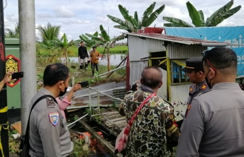 Warga Kubu Raya Bongkar Paksa Pagar Yang Menutupi Akses Jalan