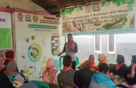 Ketua Kreasi Subgai Putat (KSP) Syamhudi saat memaparkan materi Edukasi Ekonomi Sirkular Berbasis Sisa Pakai kepada siswa dan tenaga pengajar SMAN 5 Pontianak, Sabtu (24/12/2022).