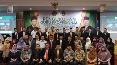 Pengukuhan 342 PPG IAIN Kota Pontianak di Hotel Orchadz Kota Pontianak, Sabtu (24/12/2022).